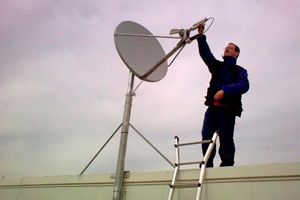 Antenas Elman instalando antena satelital en un edificio