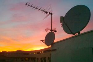 Antenas Elman antenas satelitales encima de edificio